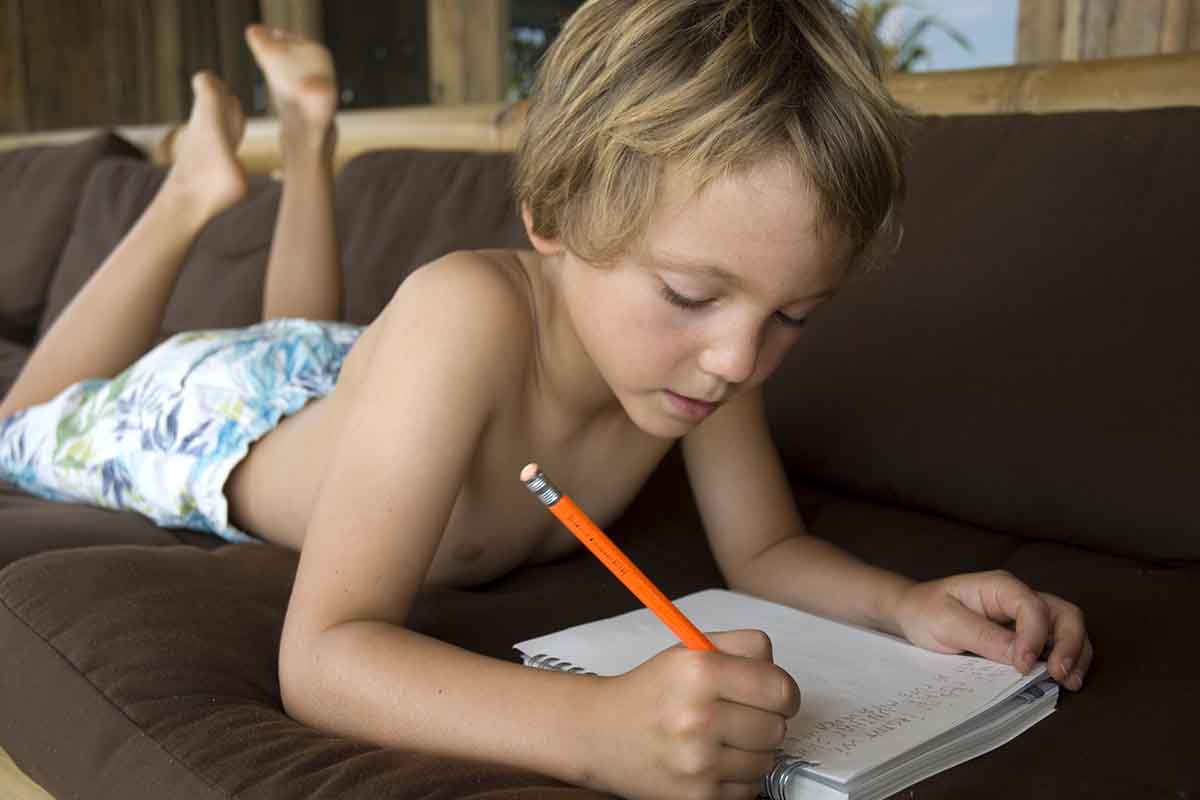 Copertina per i libri di compiti per le vacanze: idee economiche