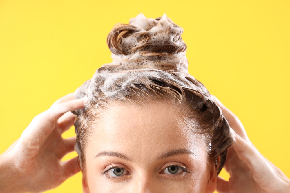 Doppio shampoo dei capelli: quali sono i benefici e i rischi