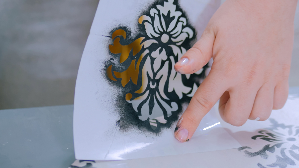 Decorare le piastrelle con gli stencil: la tecnica facile