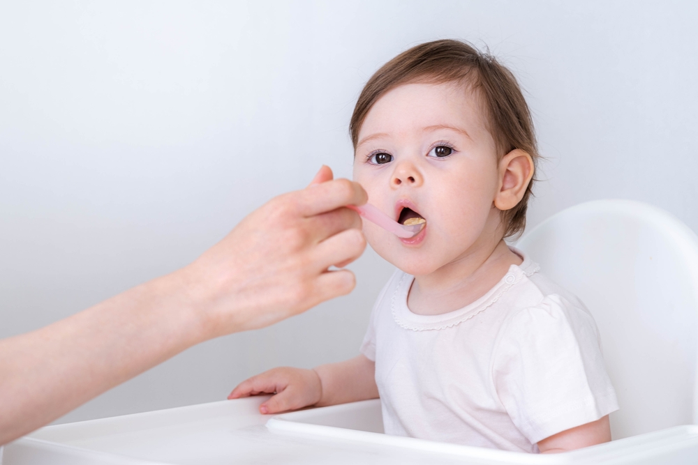 Svezzamento, quando i bambini iniziano a mangiare i cibi solidi?