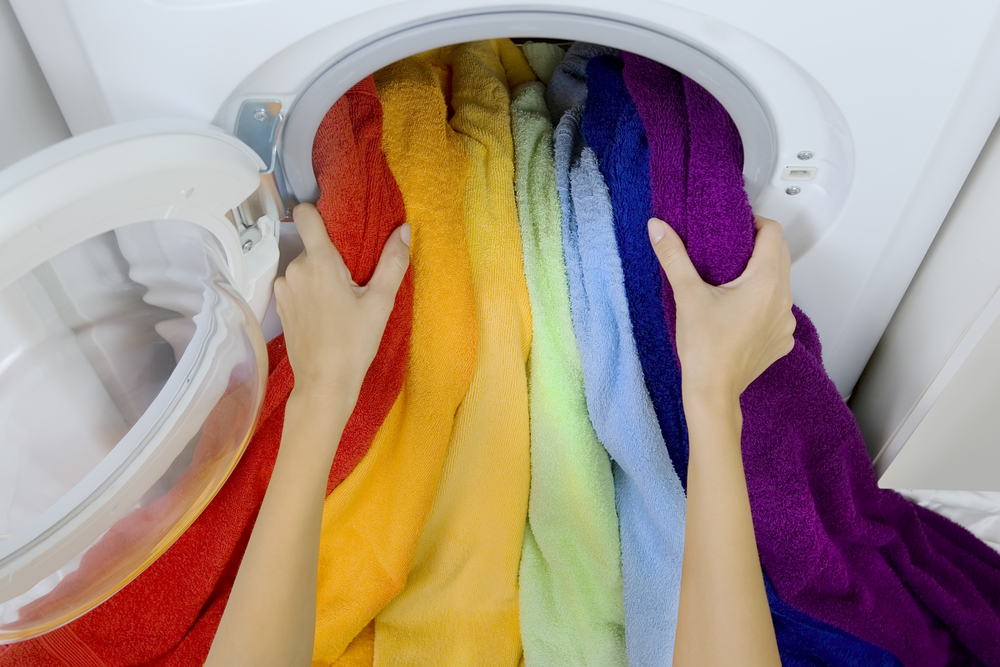 Come evitare di far sbiadire i capi in lavatrice: 5 trucchi