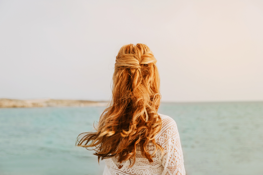 Acconciature da spiaggia facili e veloci: 2 idee per i capelli lunghi da provare subito