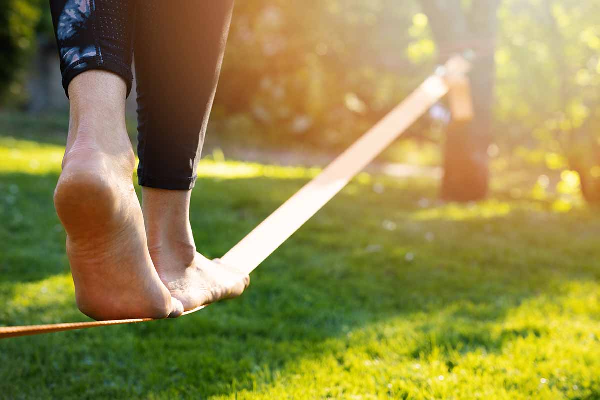 Slacklining, come praticare l'esercizio di equilibrio e bilanciamento