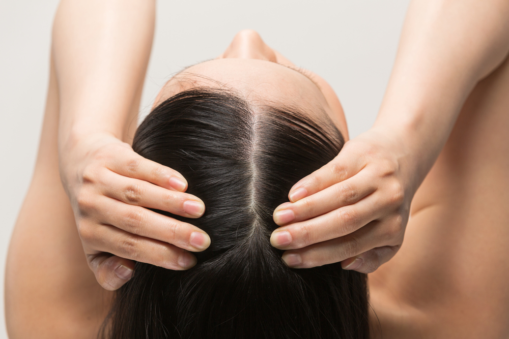 Come si fa lo scalp massage e a che cosa serve