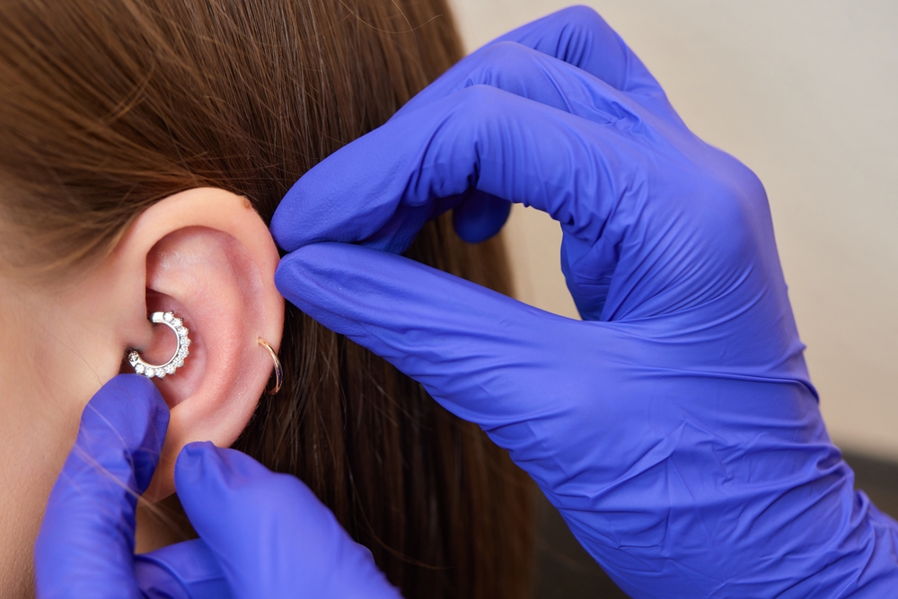 Che cos'è lo snug piercing: pericoli e tempi di guarigione