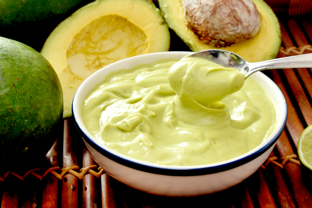 Mousse proteica all'avocado per un dolce sano e saziante