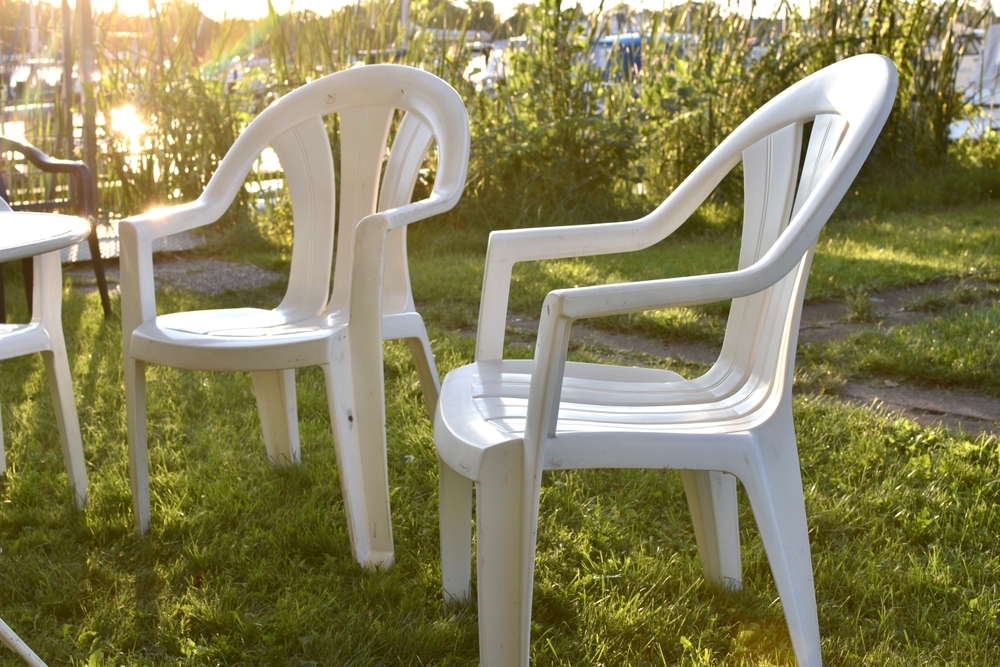 Come pulire le sedie bianche di plastica: 5 rimedi