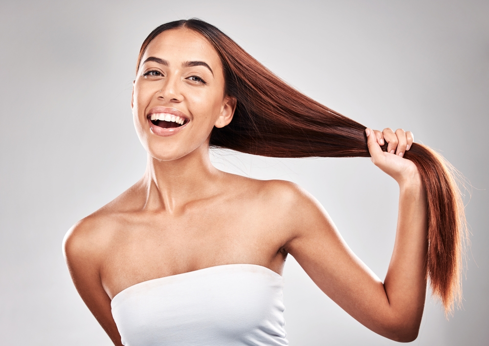 Hair cracking, la tendenza TikTok che può far male ai capelli