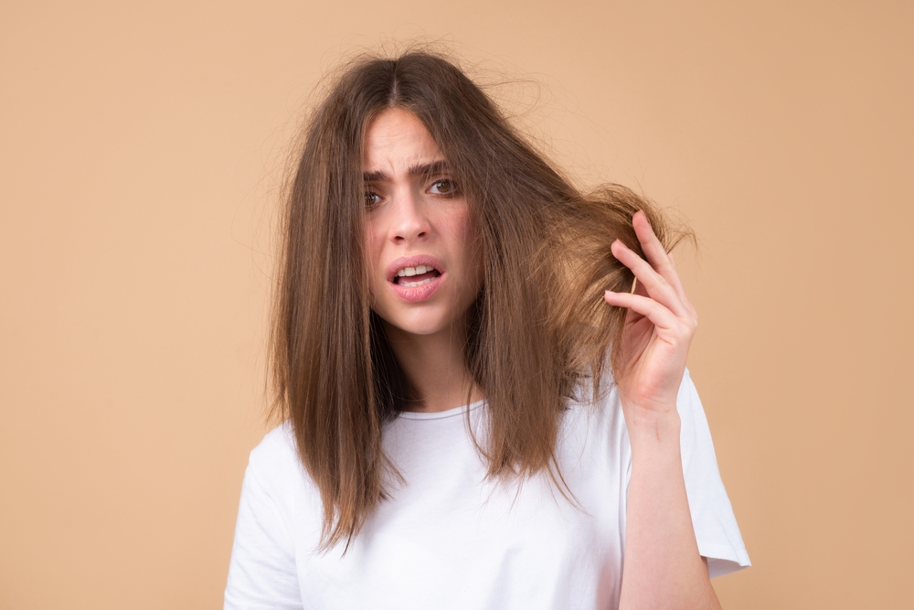 Che cosa causa i capelli crespi e come si prevengono