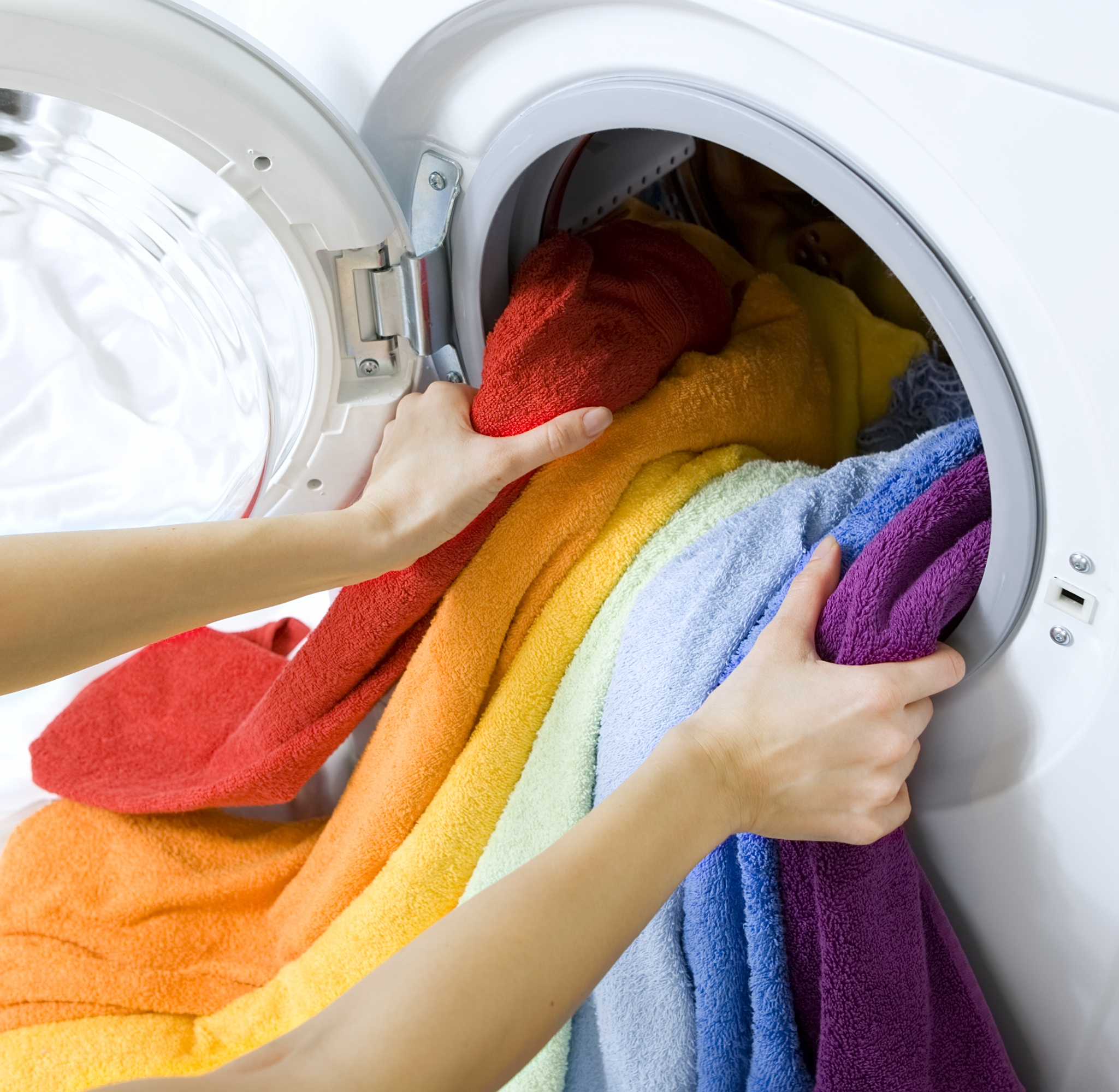 Bucato: 10 consigli per non rovinare il colore dei tessuti