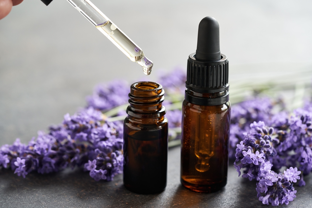 Scopri le magiche proprietà dell'olio essenziale di lavanda: il tuo rimedio naturale