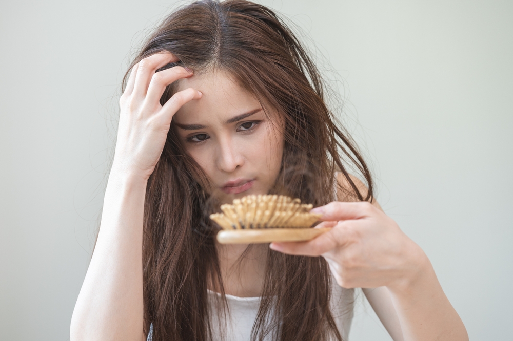 Gli errori nutrizionali che possono causare la caduta dei capelli