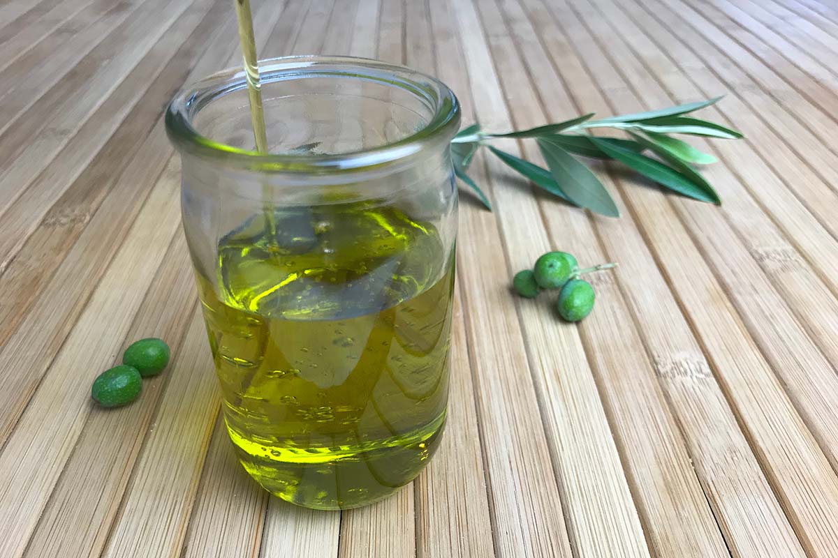 I benefici dell'olio d'oliva per i capelli