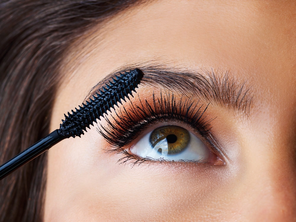 Meglio un mascara marrone o nero? I consigli per scegliere quello più giusto