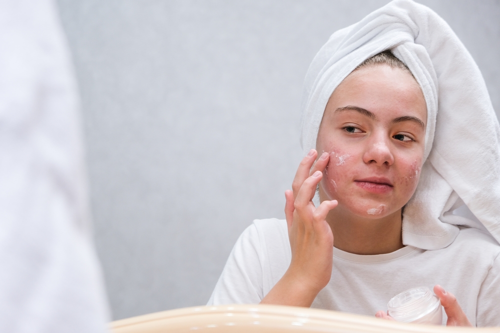 Consigli per la routine di cura della pelle per adolescenti