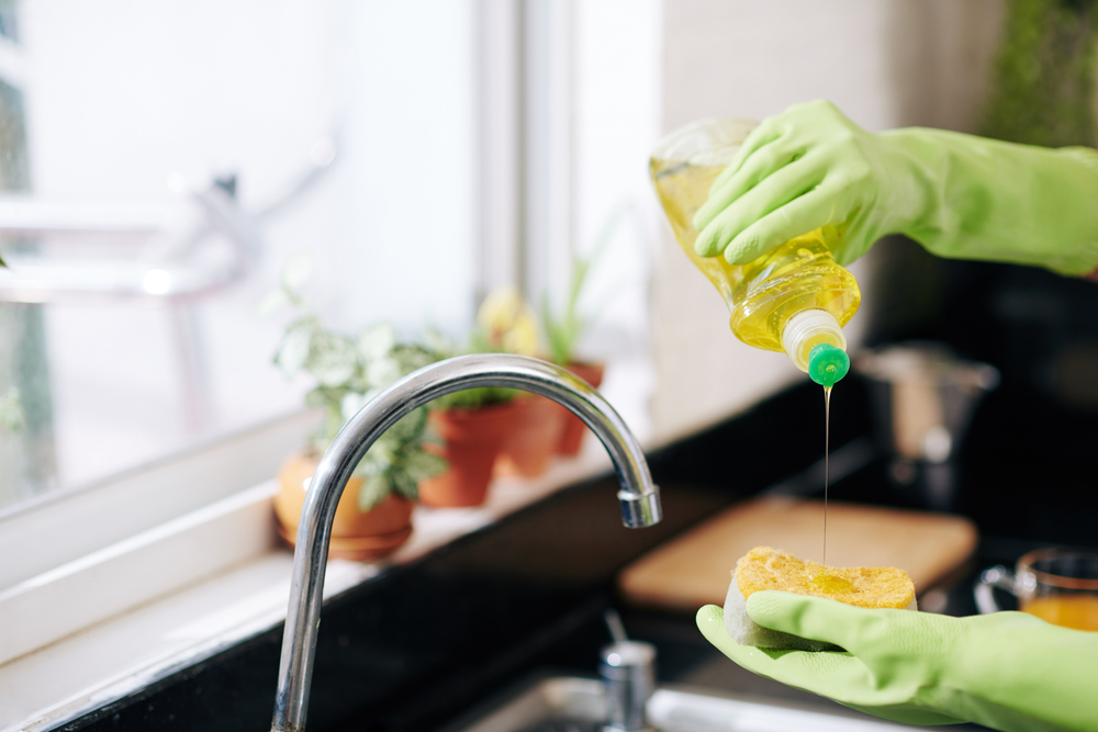 Detersivo per piatti: 4 idee alternative per utilizzarlo