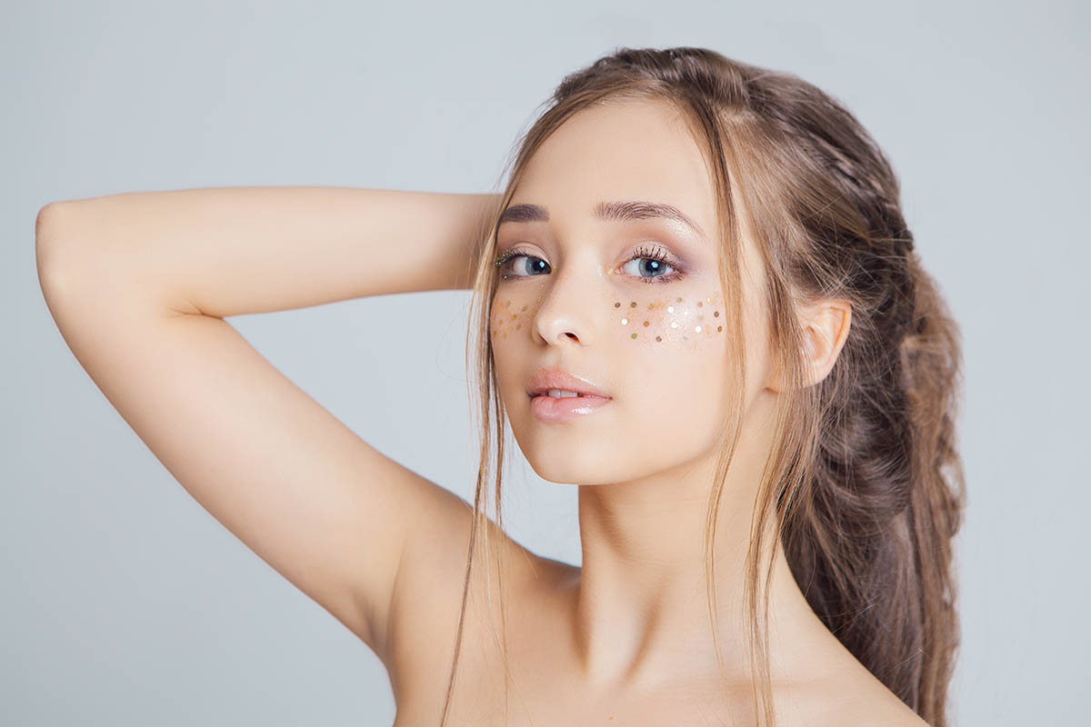 Lentiggini glitter per il viso: come 
