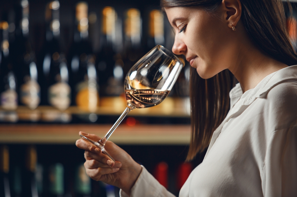 Bere alcol fa male alla pelle: ecco gli effetti che vuoi evitare
