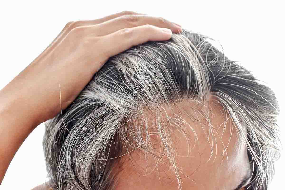 Cosa succede se si strappano i capelli bianchi