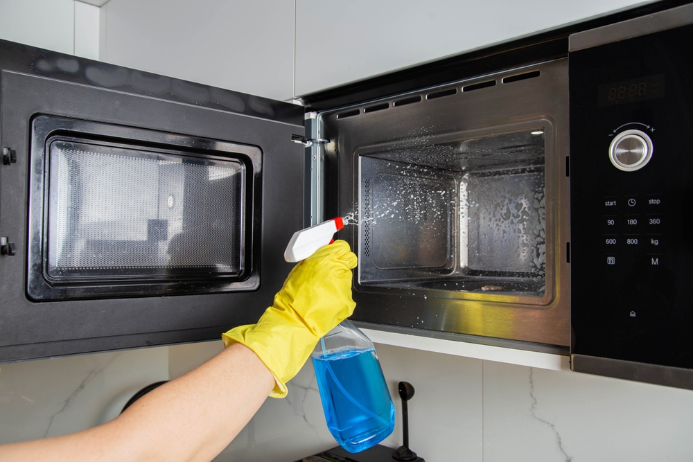 Con che frequenza bisogna pulire il microonde?