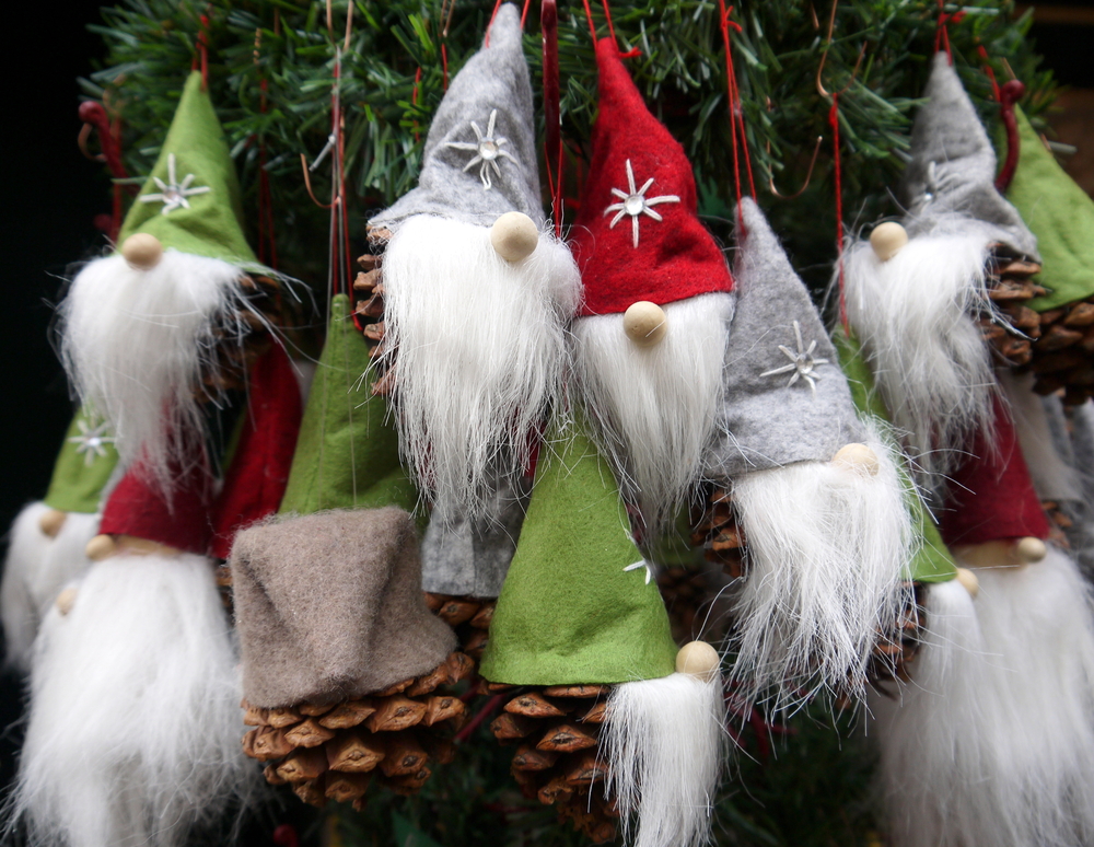 Gnomi di Natale con le pigne: passatempo creativo con i bambini