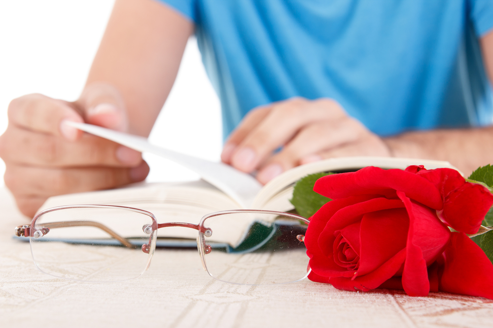 Poesie d’amore per lui: 5 componimenti per sorprenderlo