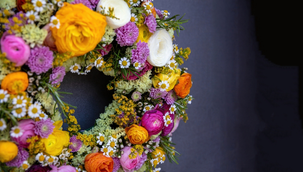 Decorazioni di primavera fai da te: quali fiori scegliere per la ghirlanda