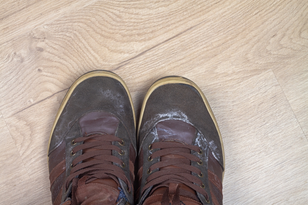 Come rimuovere le macchie di sale dalle scarpe
