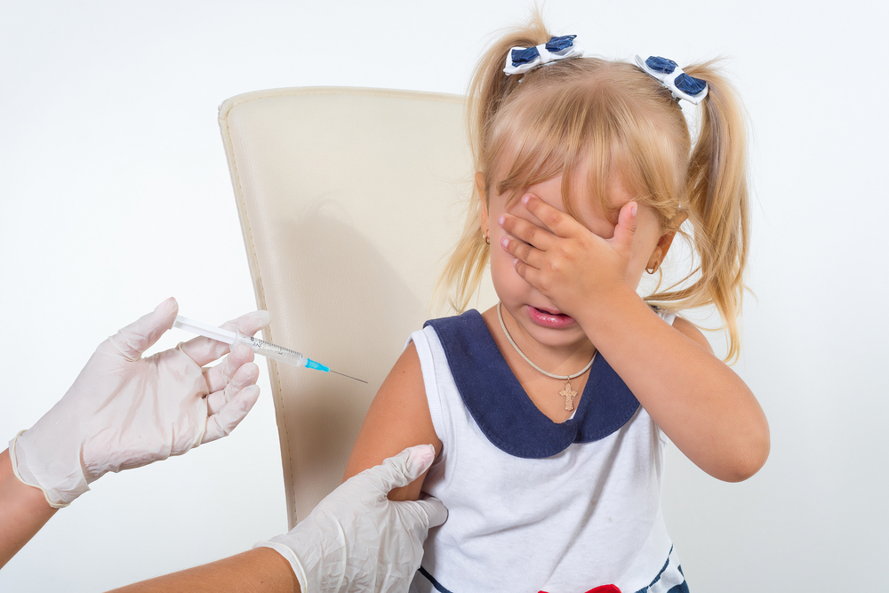 Come aiutare il bambino che ha paura degli aghi