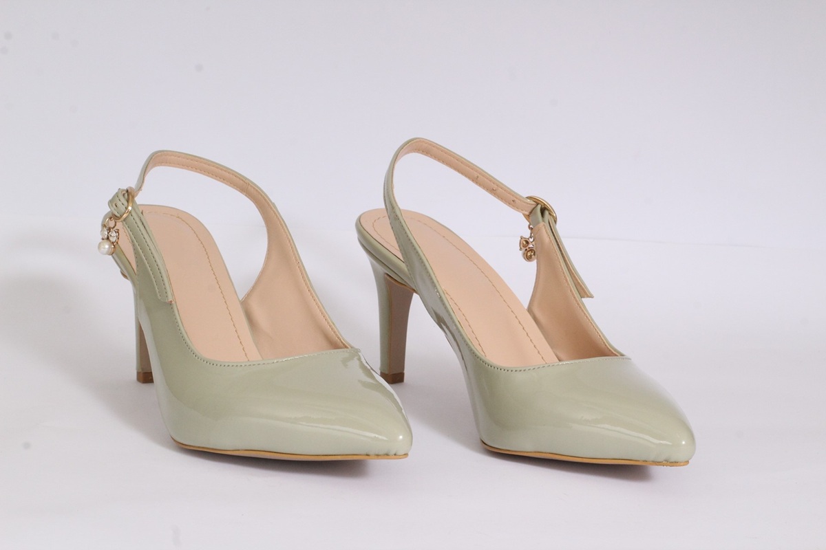 Come indossare le scarpe in vernice in primavera